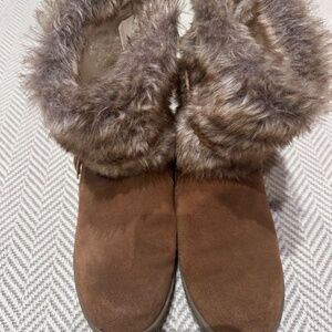 Minnetonka short fur lined Everett boots